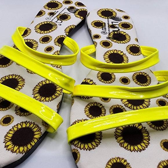 Vibrant Size 6 Sandals with a Radiant Sunflower Design in Yellow - Picture 2 of 3